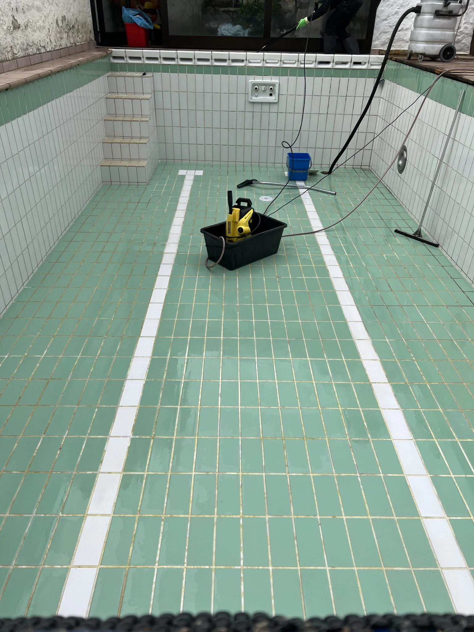 Sauber gereinigter Pool nach der Grundreinigung – professionelle Poolpflege in München.