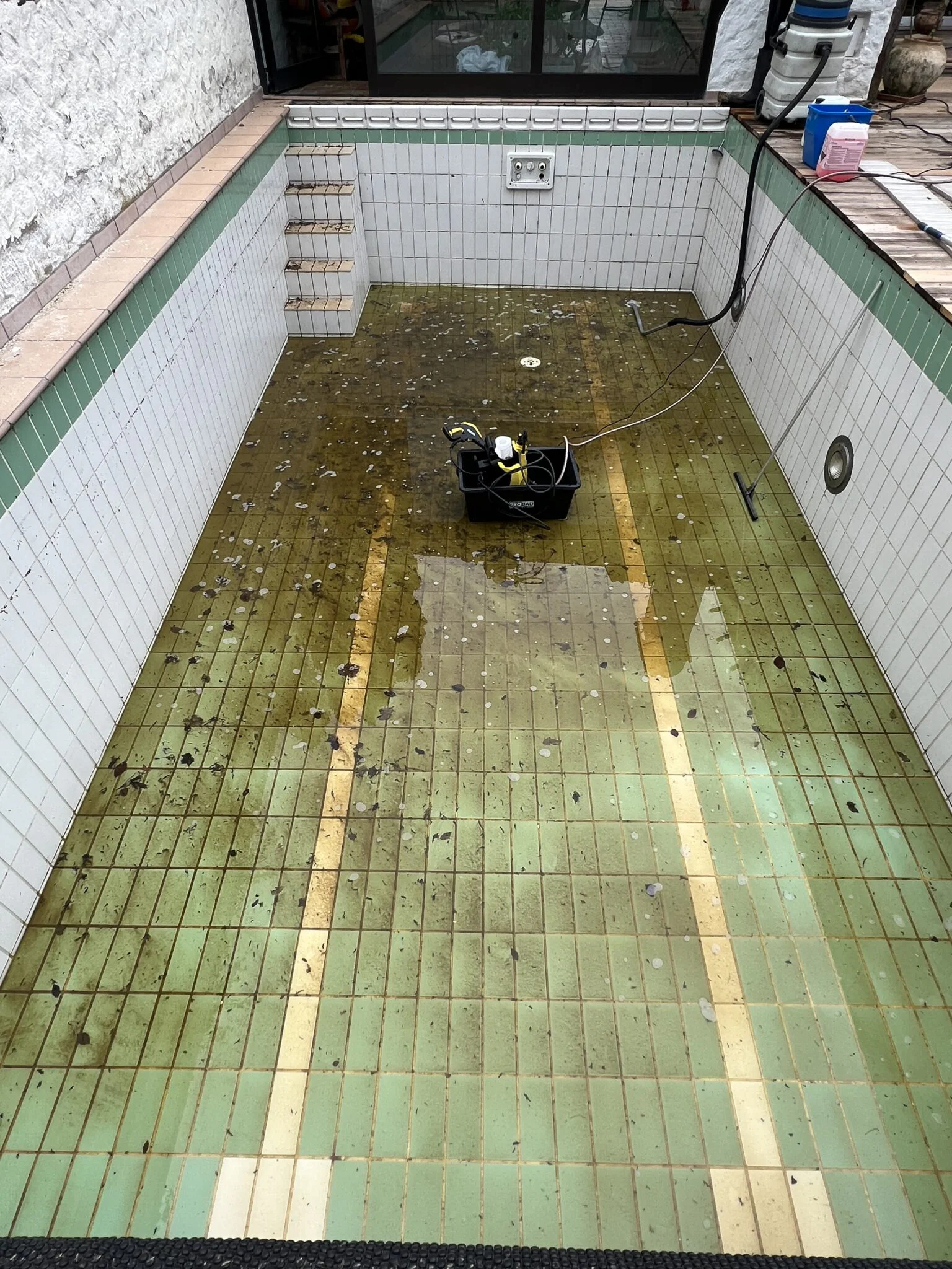 Verschmutzter Pool vor der professionellen Reinigung durch Hausmeisterservice in München.